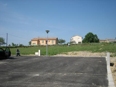 Terrain face � l'entr�e