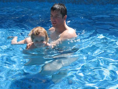 Nager dans la piscine