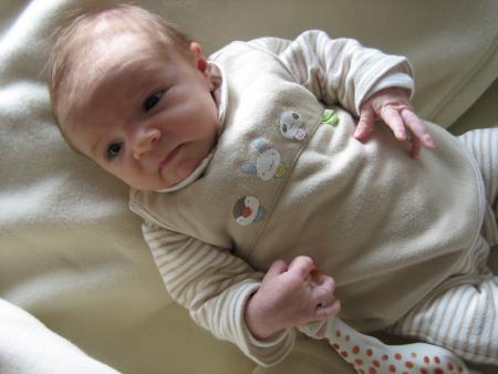 Petite robe beige et Sophie la girafe