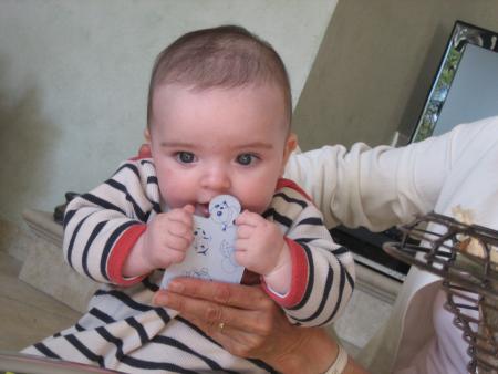 H�lo�se pr�te ses nouveaux jeux � sa cousine